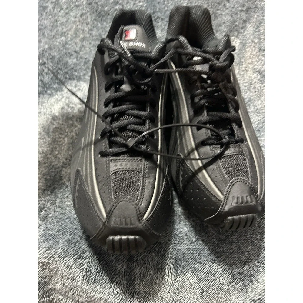 Nike Shox R4 2025 Triple Black on Black Red on Logo Size 9